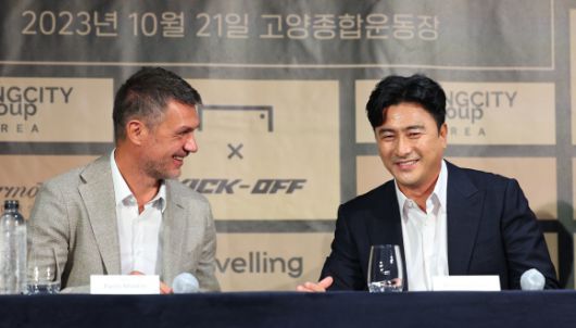 ‘이제는 웃는 거야, 스마일 어게인’ - 22일 오전 서울 영등포구 페어몬트 앰배서더에서 열린 한국·이탈리아·브라질 3개국 ‘레전드 올스타전’ 기자회견에서 안정환과 이탈리아 파올로 말디니가 웃으며 이야기하고 있다. 2023.9.22 연합뉴스