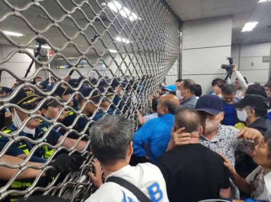 국회의사당역서 경찰과 대치하는 이재명 대표 지지자들 - 21일 더불어민주당 이재명 대표 체포동의안이 가결되자 지지자들이 국회 진입을 시도했다. 경찰은 지하철 9호선 국회의사당역 1번·6번 출구를 폐쇄했다. 경찰과 서울메트로 9호선은 이날 오후 국회 정문 인근 국회의사당역 1번·6번 출구에 경찰관 등 인력을 배치해 국회 방향 진출을 차단하고 있다. 2023.9.21 뉴스1