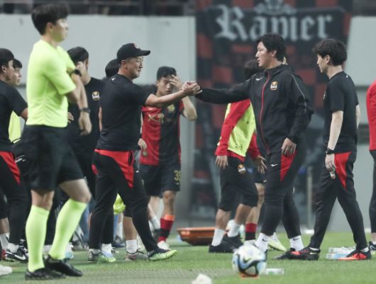 ‘극적인 동점골’로 기쁨 나누는 김진규 감독대행 - 지난달 27일 서울 마포구 상암월드컵경기장에서 열린 프로축구 K리그1 2023 28라운드 울산현대와 FC서울의 경기, 후반전 FC서울 윌리안이 동점골을 넣자 김진규 감독 대행이 코칭스테프들과 기쁨을 나누고 있다. 2023.08.27. 뉴시스