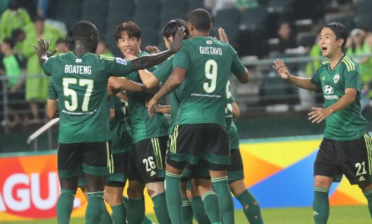 홍정호 첫골 기쁨 - 지난 20일 전주월드컵경기장에 열린 아시아연맹 챔피언스리그 조별리그.  전북현대의 홍정호(가운데 26번)가 홍콩 키치에 첫 골을 넣고 동료들과 기뻐하고 있다. 2023.9.20 연합뉴스