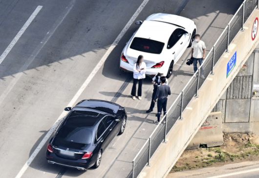 얌체운전자 적발 - 28일 오전 11시 57분쯤 참수리호가 용인시 영동고속도로(강릉방향) 용인휴게소~양지터널 구간에서 버스전용차로를 달리던 검은색 벤츠차량 1대를 포착했다. 즉각 암행 순찰차량에 무전기를 통해 알렸고, 암행 차량이 갓길로 유도한 뒤 단속하는 모습. 남부경찰청 공동취재단