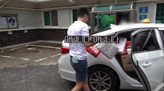 유튜버 보겸이 2년여 만에 얼굴을 공개한 지난 28일 영상에서 기부금과 기부물품 등을 전달하러 한 영아원을 찾은 모습. 보겸은 인터넷 방송 초기부터 기부 방송과 이벤트 등을 꾸준히 해온 것으로 유명하다. 유튜브 채널 ‘보겸TV’ 캡처