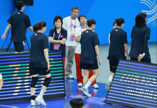 ‘민족의 명절’ 한가위인 29일 중국 저장성 항저우의 올림픽 스포츠센터에서 열린 2022 항저우 아시안게임 여자 농구 대한민국과 북한의 경기. 경기 시작에 앞서 연습을 마친 대한민국 선수들이 별다른 인사없이 북한 정성심 감독과 북한 코칭스태프 앞을 지나고 있다. 2023.9.29 연합뉴스