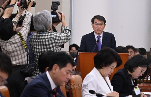 13일 오전 국회에서 열린 중앙선거관리위원회, 진실·화해를위한과거사정리위원회, 소방청 등에 대한 국회 행정안전위원회 국정감사에서 노태악 중앙선거관리위원장이 인사말을 하고 있다. 2023.10.13 안주영 전문기자