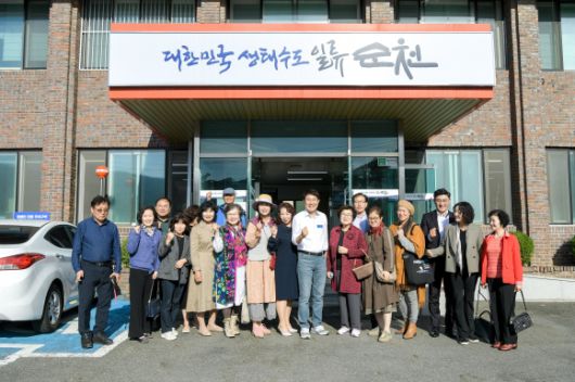 노관규 시장과 마을 주민들이 상사면 행정복지센터에서 열린 시정보고회 후 기념사진을 찍고 있다.