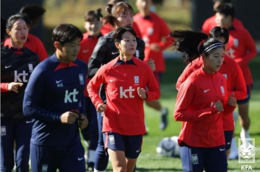 사상 첫 올림픽 본선 ‘정조준’ 벨호 - 콜린 벨 감독이 이끄는 한국 여자축구 대표팀이 2024 파리 올림픽 출전권을 따내기 위해 다시 모였다. 파리 올림픽 아시아 2차 예선을 앞둔 벨호는 16일 오전 파주 국가대표 트레이닝센터(NFC)에서 소집훈련을 시작했다.  2023.10.16 대한축구협회 제공