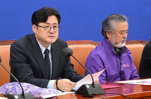 홍익표 더불어민주당 원내대표가 24일 서울 여의도 국회에서 10·29 이태원 참사 유가족을 면담하고 있다. 2023.10.24 오장환 기자