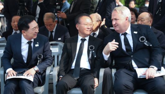 與 지도부 한자리에 - 김기현(왼쪽) 국민의힘 대표와 윤재옥(가운데) 원내대표, 인요한 혁신위원장이 26일 오전 서울 동작구 국립서울현충원 박정희 전 대통령 묘역에서 열린 박 전 대통령 제44주기 추도식에서 대화를 나누고 있다. 연합뉴스