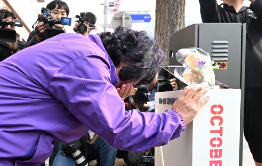 10.29 이태원 참사 희생자 정주희 씨의 어머니 이효숙 씨가 26일 서울 용산구 이태원역 1번 출구 앞에서 열린 ‘10.29 기억과 안전의 길 조성 기자회견’에서 설치된 조형물을 어루만지며 슬픔에 잠겨 있다. 2023.10.26 뉴스1