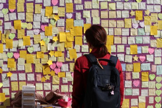 10.29 이태원 참사 1주기를 앞둔 27일 한 시민이 서울 용산구 이태원역 1번 출구 앞 골목 초입 마련된 추모공간의 추모의 글을 살펴보고 있다. 2023.10.27 뉴스1