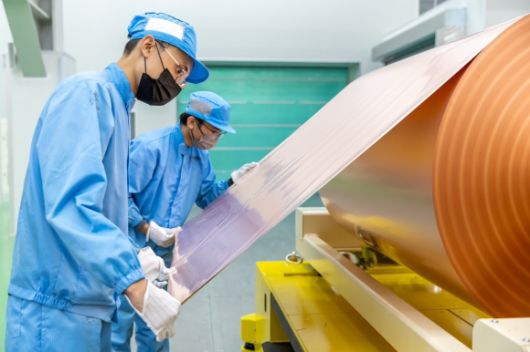 SK넥실리스 말레이시아 동박공장 제1공장에서 직원들이 제품을 검수하고 있다. SKC 제공