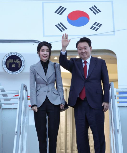 아시아태평양경제협력체(APEC) 정상회의 일정을 마친 윤석열 대통령과 김건희 여사가 17일(현지시간) 미국 샌프란시스코 공항에서 공군1호기 편으로 귀국하기 전 인사하고 있다. 샌프란시스코 연합뉴스