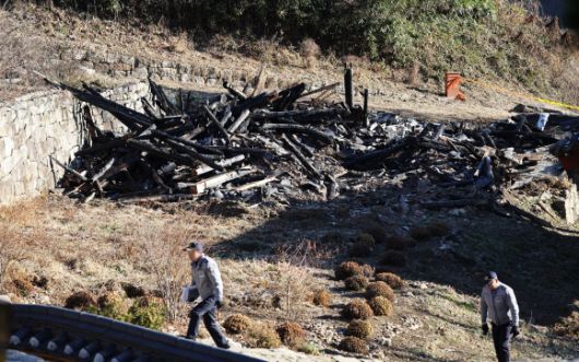 29일 화재가 발생해 자승 스님이 입적한 칠장사 요사채 출입을 경찰이 통제하고 있다. 2023.11.30 연합뉴스