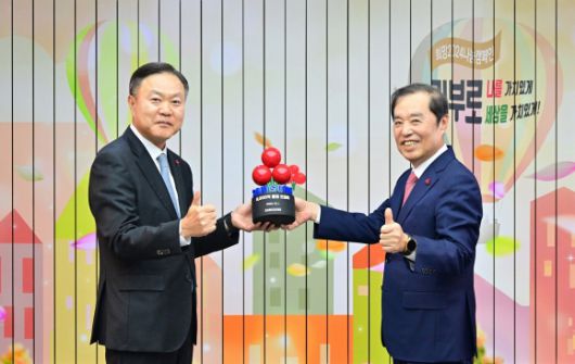 삼성, 연말 이웃사랑 성금 500억원 전달 - 최영무(왼쪽) 삼성 사회공헌업무 총괄 사장이 1일 서울 중구 사회복지공동모금회관에서 열린 연말 이웃사랑 성금 전달식에 참석해 김병준 사회복지공동모금회 회장에게서 성금 기부에 대한 감사패를 받은 뒤 기념 촬영하고 있다. 2023.12.1 삼성전자 제공