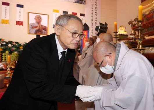 유인촌 문화체육관광부 장관이 2일 서울 종로구 조계사 대웅전에 마련된 전 조계종 총무원장 고(故) 자승스님 분향소에 정부 국민훈장 무궁화장을 추서한 뒤 스님들을 위로하고 있다. 2023.12.2 연합뉴스