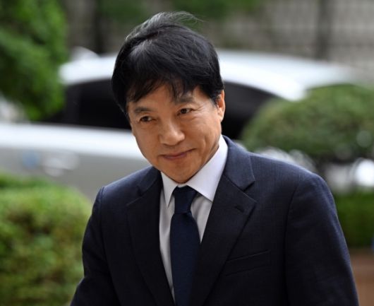 김학의 전 법무부 차관의 불법 출국금지’ 의혹 수사를 방해한 혐의로 기소돼 1심에서 무죄를 선고 받은 이성윤 전 서울중앙지검장(법무연수원 연구위원)이 지난 7월 18일 서울 서초구 서울고등법원에서 열린 항소심 첫 재판에 출석하고 있다. 뉴스1