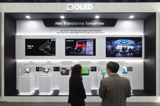 6일 서울 강남구 코엑스에서 열린 2023 대한민국 산업기술 R&D 대전에서 방문객들이 전시물을 살펴보고 있다. 2023.12.6 연합뉴스