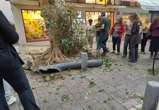 이스라엘 수도 텔아비브의 한 도로에 떨어진 하마스의 미사일 파편