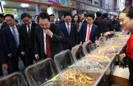 윤석열 대통령이 6일 부산 중구 깡통시장에서 부각을 맛보고 있다. 2023.12.6 연합뉴스