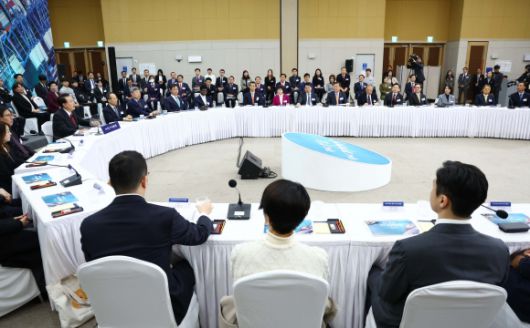 부산시민의 꿈과 도전 격려 현장 참석한 윤석열 대통령 - 윤석열 대통령이 6일 부산항 국제전시컨벤션센터에서 열린 부산시민의 꿈과 도전 격려 간담회에서 발언하고 있다. 2023.12.6 대통령실통신사진기자단