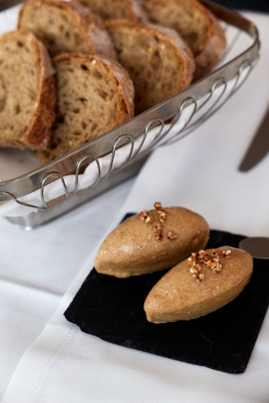 프랑스 노르망디의 한 레스토랑에서 나온 호두버터. 버터와 호두를 같이 갈아 견과류의 풍미를 더한 버터다.