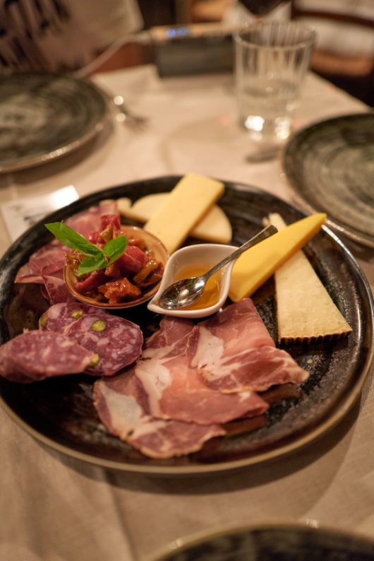 이탈리아의 대표적인 피스타치오 산지인 시칠리아에서는 살라미 안에 피스타치오를 넣기도 한다. 사진은 살라미 모둠 접시에 놓인 피스타치오 살라미.