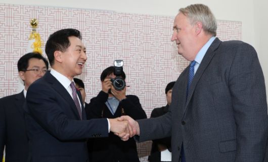 국민의힘 지도부와 혁신위원회가 중진 ‘용퇴론’을 두고 힘겨루기가 계속되는 가운데 김기현 대표와 인요한 위원장이 6일 오후 국회 당대표실에서 전격 회동하고 있다. 안주영 전문기자