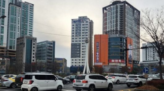 6일 오후 울산시 남구와 울주군 일대에서 발생한 정전으로 공업탑 일대 신호등이 꺼져 차들이 서행하고 있다. 이날 옥동변전소 변압기 문제로 남구와 울주군 일부 지역이 정전됐다. 연합뉴스