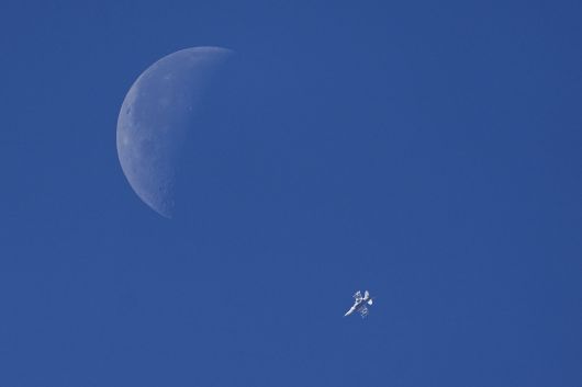 2023년 12월 6일(현지시간) 이스라엘 남부에서 본 이스라엘 전투기 한 기가 팔레스타인 가자지구 상공을 비행하고 있다. / 사진=AP 연합뉴스