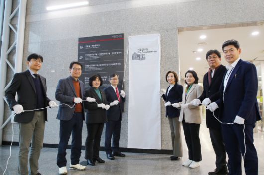 지난 5일 서울연구원이 주최한 ‘서울시 탄소중립지원센터’ 현판제막식에 참석한 봉양순 위원장(왼쪽 위에서부터 두 번째)