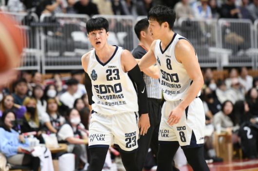 고양 소노 최현민이 5일 수원 KT아레나에서 열린 2023~24 프로농구 정규시즌 수원 kt전에서 전성현을 응원하고 있다. KBL 제공