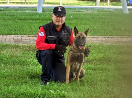 백광일 소방위는 인명 구조견을 양성하기 위해  말리노이즈 종을 직접 사육하며 교육을 시키고 있다.