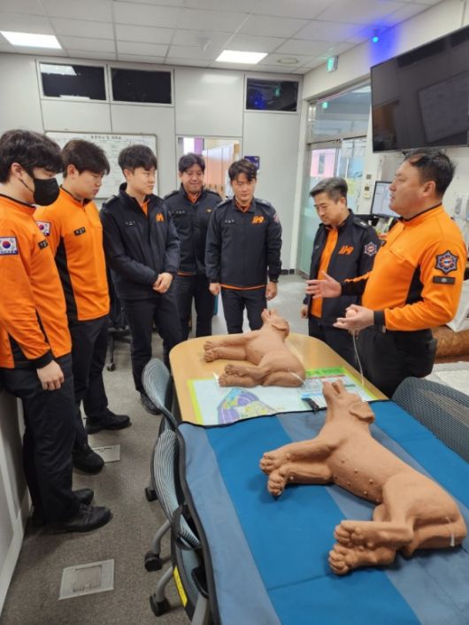 백광일 소방위가 소방관들에게 반려동물 심폐소생술을 교육하고 있다.
