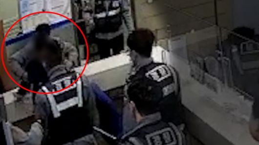 A씨가 흉기를 들고 지구대에 쳐들어왔다 경찰들에게 제압당하고 있다.(빨간색 동그라미) - 대전경찰청 제공