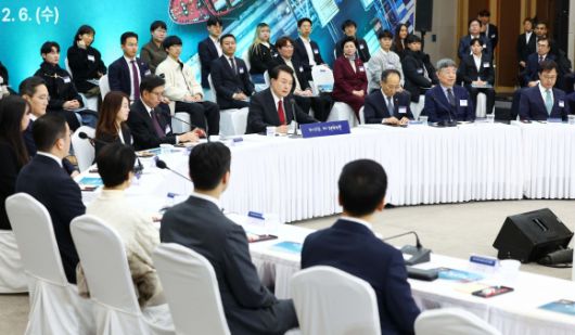 윤석열 대통령이 6일 부산항 국제전시컨벤션센터에서 열린 부산시민의 꿈과 도전 격려 간담회에서 모두발언을 하고 있다. 2023.12.6 연합뉴스