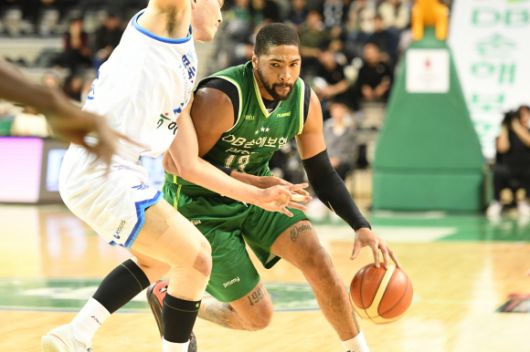 원주 DB 디드릭 로슨이 4일 원주종합체육관에서 열린 2023~24 프로농구 정규시즌 대구 한국가스공사전에서 돌파하고 있다. KBL 제공