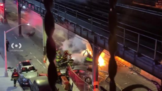 신호위반 후 도주하던 람보르기니가 충돌 사고로 화재가 발생한 가운데 현장에 출동한 소방관들이 화재 진압에 나서고 있다. / 사진=시티즌