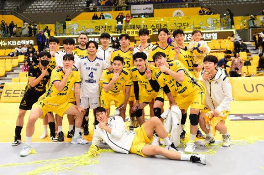 12연패 탈출한 KB손보 선수들이 단체 사진을 찍고 있다. 한국프로배구연맹 제공