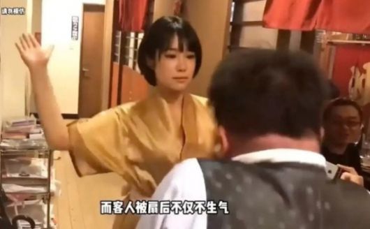 일본의 한 식당이 고객의 뺨을 때려주는 이색 서비스를 제공하고 있다. 뉴욕포스트 캡처