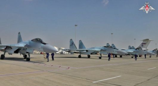 6일(현지시간) 러시아 항공우주군 Su-35 전투기가 아부다비국제공항에 착륙해 있다. 러시아 국방부는 이날 아랍에미리트(UAE) 아부다비를 방문한 블라디미르 푸틴 러시아 대통령의 전용기를 전투기 5대가 호위했다고 밝혔다. 2023.12.6 러시아 국방부