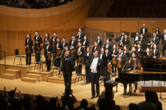 15일 서울 송파구 롯데콘서트홀에서 루간스키(오른쪽)와 코차놉스키가 손을 들어 올리며 관객들에게 인사하고 있다. 류재민 기자