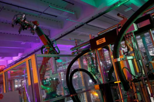 미국 텍사스주에 있는 테슬라 기가팩토리 생산공장에 설치된 로봇