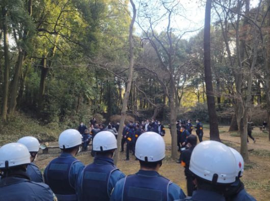 항의하는 우익 세력 - 일본 군마현 다카사키시 군마의 숲에 위치한 일제강점기 조선인 강제동원 희생자 추도비 철거를 하루 앞둔 28일 일본 우익세력이 시민들에게 소리를 지르자 경찰들이 제지하고 있다. 다카사키 김진아 특파원