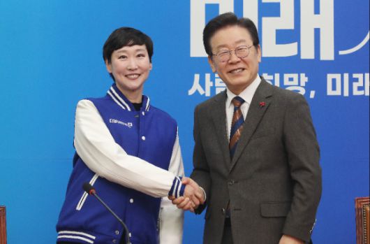 이재명 더불어민주당 대표가 29일 오전 서울 여의도 국회에서 열린  민주당 11·12호 인재영입식에서 11호 영입 인재인 이지은 전 총경과 악수를 나누고 있다. 2024.1.29 뉴스1