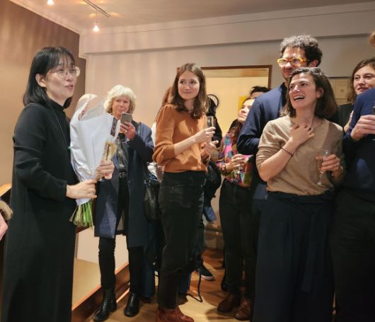 한강 작가가 지난해 11월 9일(현지시간) 프랑스 4대 문학상 중 하나인 메디치 외국문학상을 수상한 뒤 현지 출판사 관계자들의 축하를 받고 있다. 파리 연합뉴스