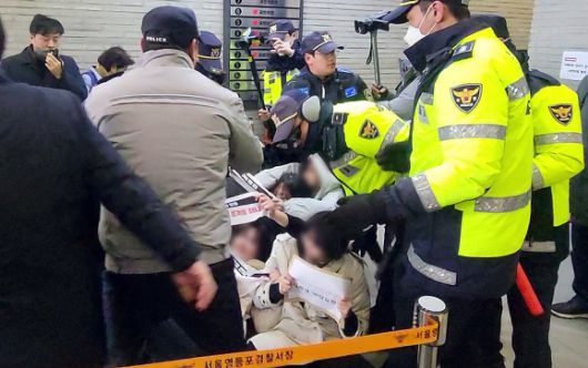 성일종 사퇴 요구 기습 시위 벌인 대진연 - 한국대학생진보연합 회원들이 10일 오후 서울 여의도 국민의힘 당사에서 성일종 국민의힘 의원의 사퇴를 요구하다 경찰에 제지당하고 있다. 2024.3.9 뉴스1