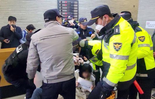 ‘성일종 사퇴 촉구’ 대진연, 기습 시위 - 한국대학생진보연합 회원들이 10일 오후 서울 여의도 국민의힘 당사에서 성일종 국민의힘 의원의 사퇴를 요구하다 경찰에 제지당하고 있다. 2024.3.9 뉴스1