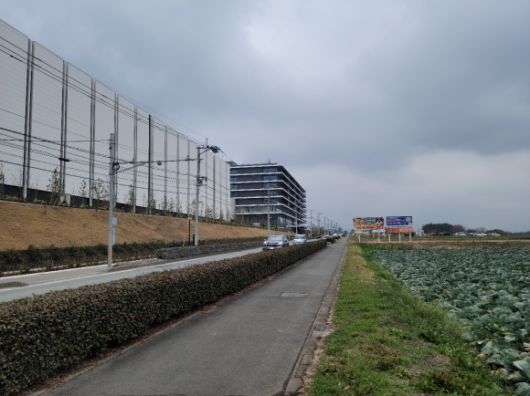 TSMC 공장 전경 - 지난 2월 20일 일본 구마모토현 기쿠요마치에 위치한 세계 파운드리(반도체 위탁생산) 1위 대만 TSMC 구마모토 제1공장과 양배추밭 사이 2차선 도로로 차량이 달리고 있다. 한가한 농촌 마을인 이곳은 TSMC 공장 건설 후 관련 기업과 인력들이 몰리면서 일본 내 최고의 땅값 상승률을 기록할 정도로 주목받고 있다. 구마모토 김진아 특파원