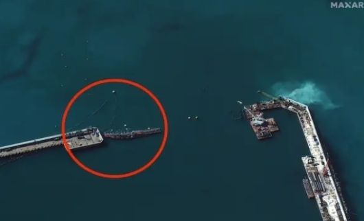 3월 30일 러시아 노보로시스크 항구 입구에 세워진 ‘바지선 장벽’의 모습. 영국 국방부는 러시아 해군이 우크라이나군의 해상 드론 공격에 대비해 바지선 4척을 장벽처럼 배치했다고 밝혔다. 위성 사진 제공=맥사 테크놀로지