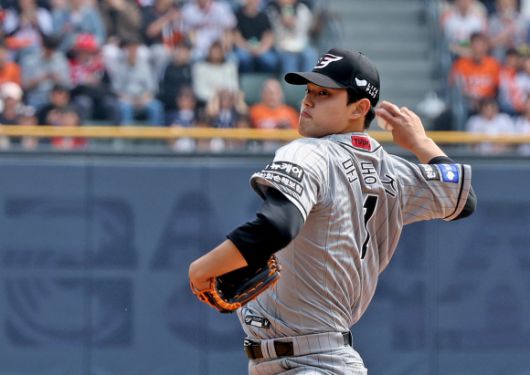 한화 이글스 문동주가 10일 서울 잠실야구장에서 열린 2024 KBO리그 정규시즌 두산 베어스와의 원정 경기에서 공을 던지고 있다. 뉴스1